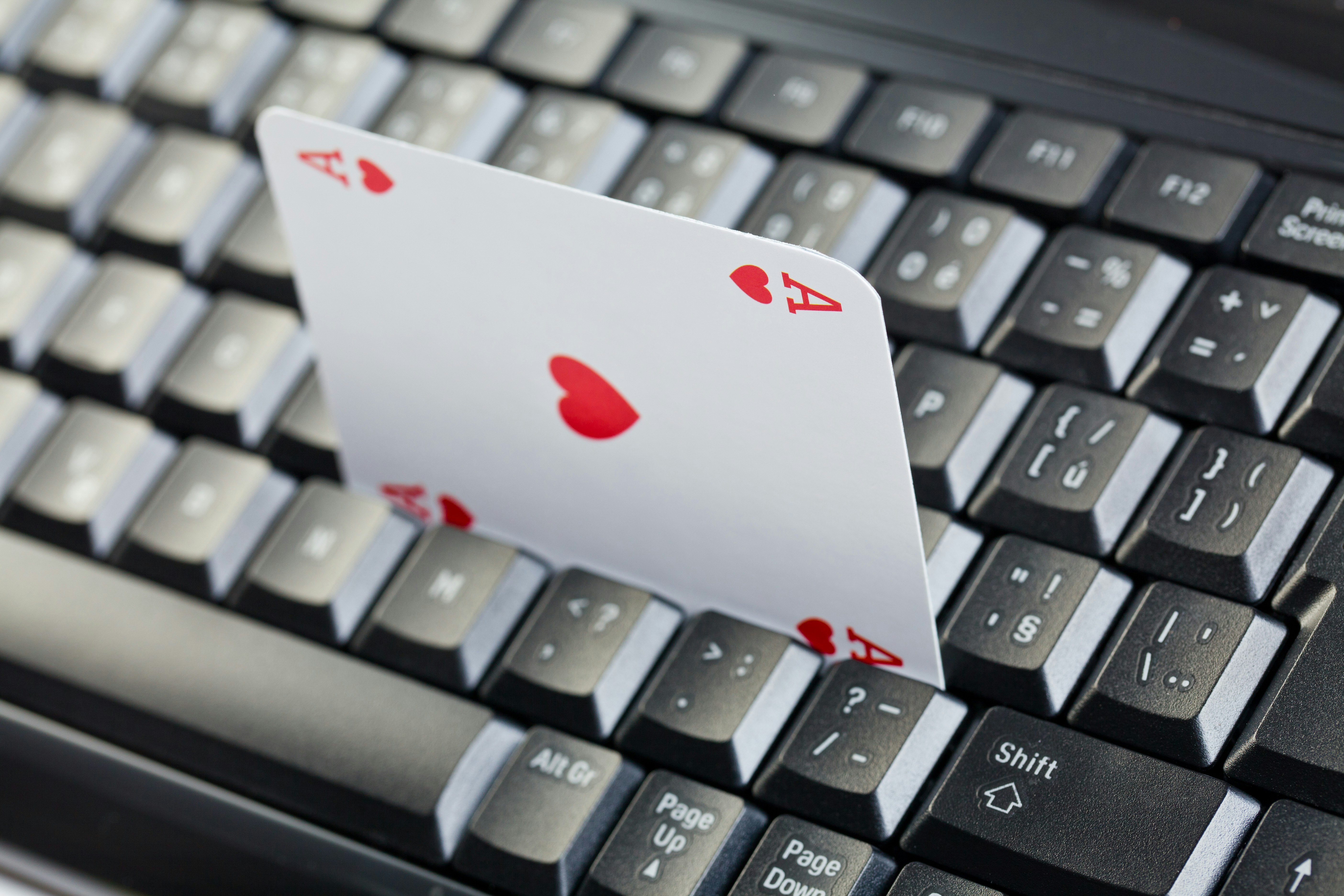 Bilde av et hjerteress som er plassert i tastaturet til en datamaskin.