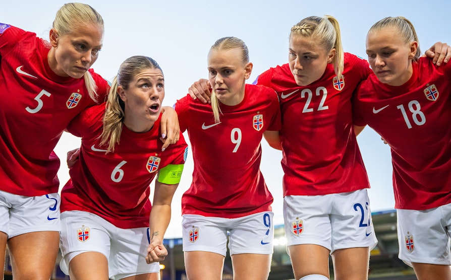 Guro Bergsvand (t.v), Maren Mjelde, Karina Sævik, Sophie Román Haug og Frida Maanum fra Norges kvinnelandslag