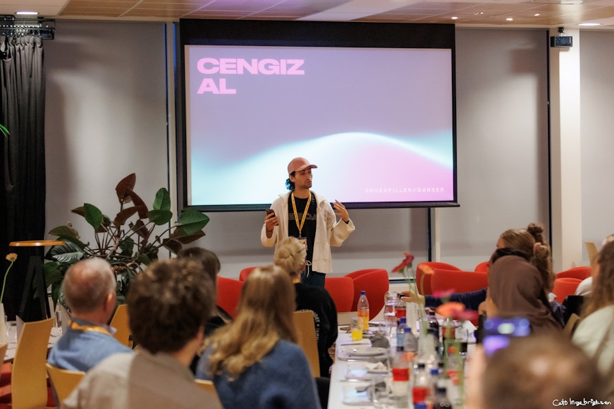 Bilde av juryleder Cengiz Al i Drømmestipendet fra Norsk Tipping. Bilde tatt under samling på Hamar, der alle stipendvinnerne for 2023 møttes i oktober.