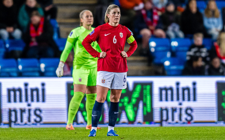 En skuffet Maren Mjelde etter Norges selvmål i kampen mot Frankrike