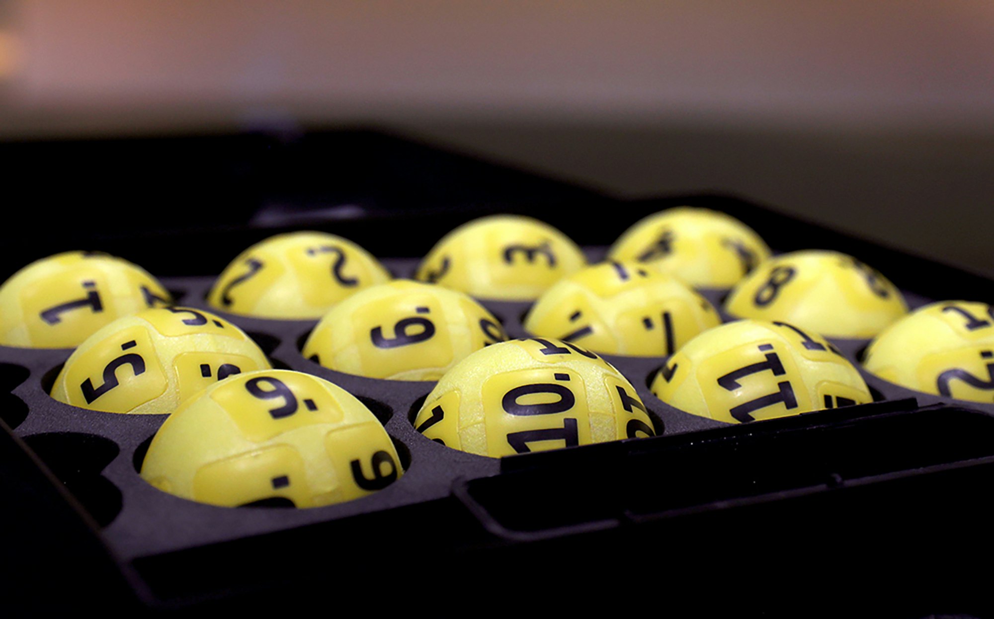 Bilder av trekningskuler i Eurojackpot. Ligger i en koffert.