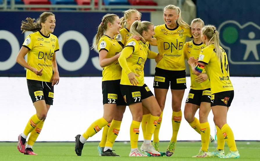 LSKs Thea Kyvåg feirer sammen med Eva Amanda Johansson Haahr, Oda Mathilde Johansen, Camilla Huseby, Emilie Marie Aanes Woldvik og Emma Stølen Godø