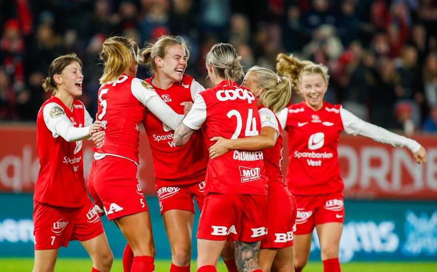 Branns Marthine Østenstad jubler med lagveninnene etter scoring og kvalifisering til Champions League.