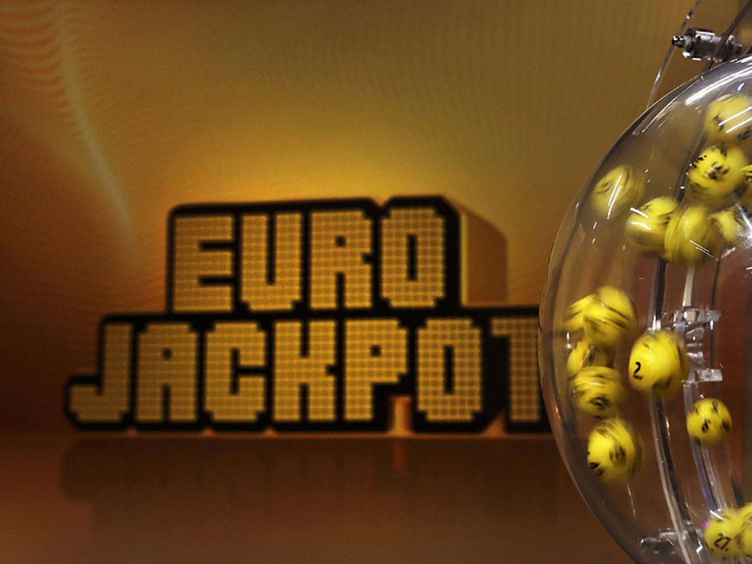 Bilde av trekningsmaskinen i Eurojackpot. Eurojackpot-logo bak. Bilde tatt i tv-studioet i Finland.