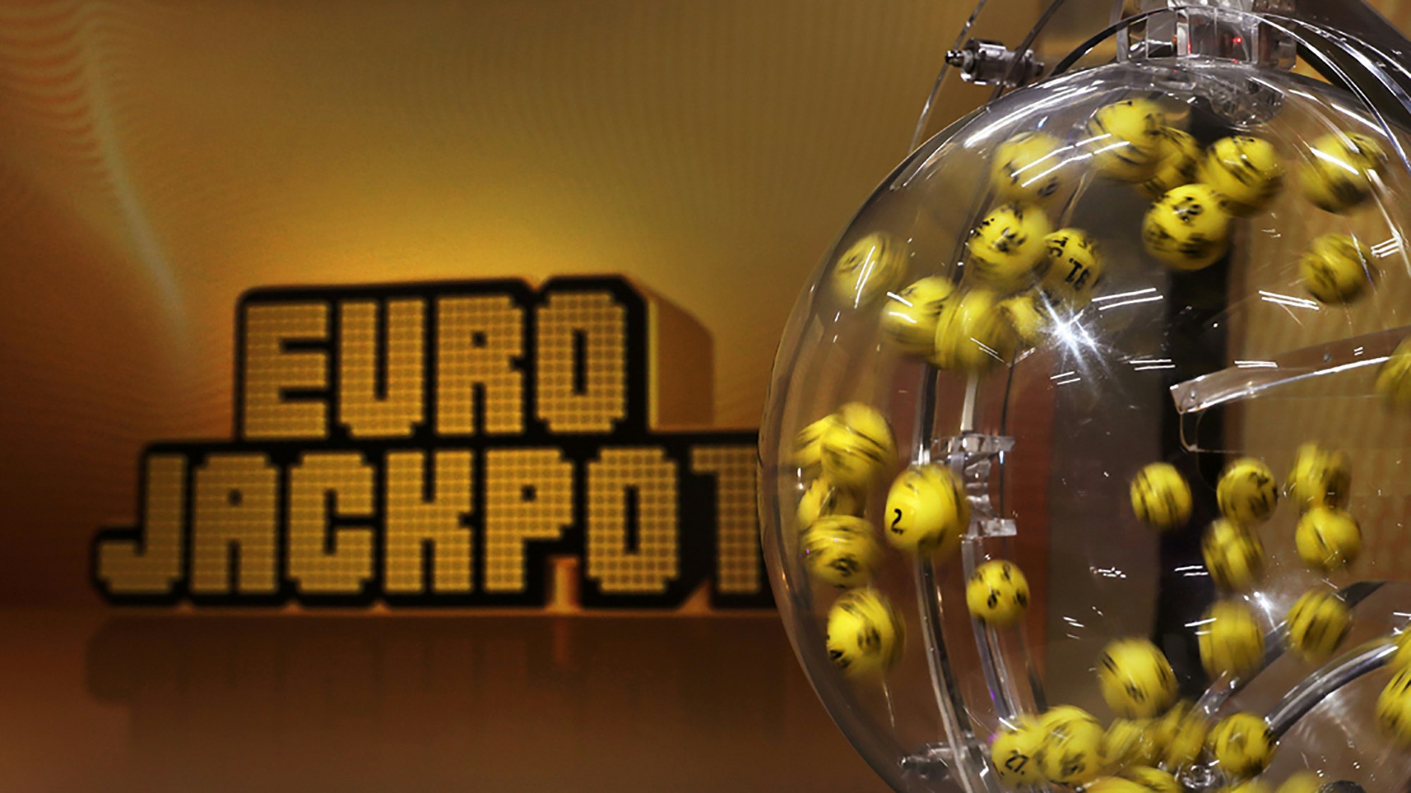 Bilde av trekningsmaskinen i Eurojackpot. Eurojackpot-logo bak. Bilde tatt i tv-studioet i Finland.