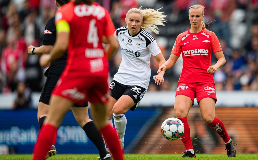 Rosenborg-spiller Anna Jøsendal med Brann-spillere rundt.
