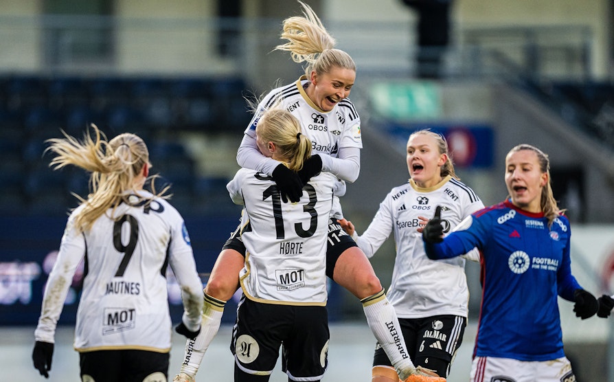 Rosenborg-spillerne Sara Iren Lindbak Hørte og Anna Jøsendal feirer etter seier