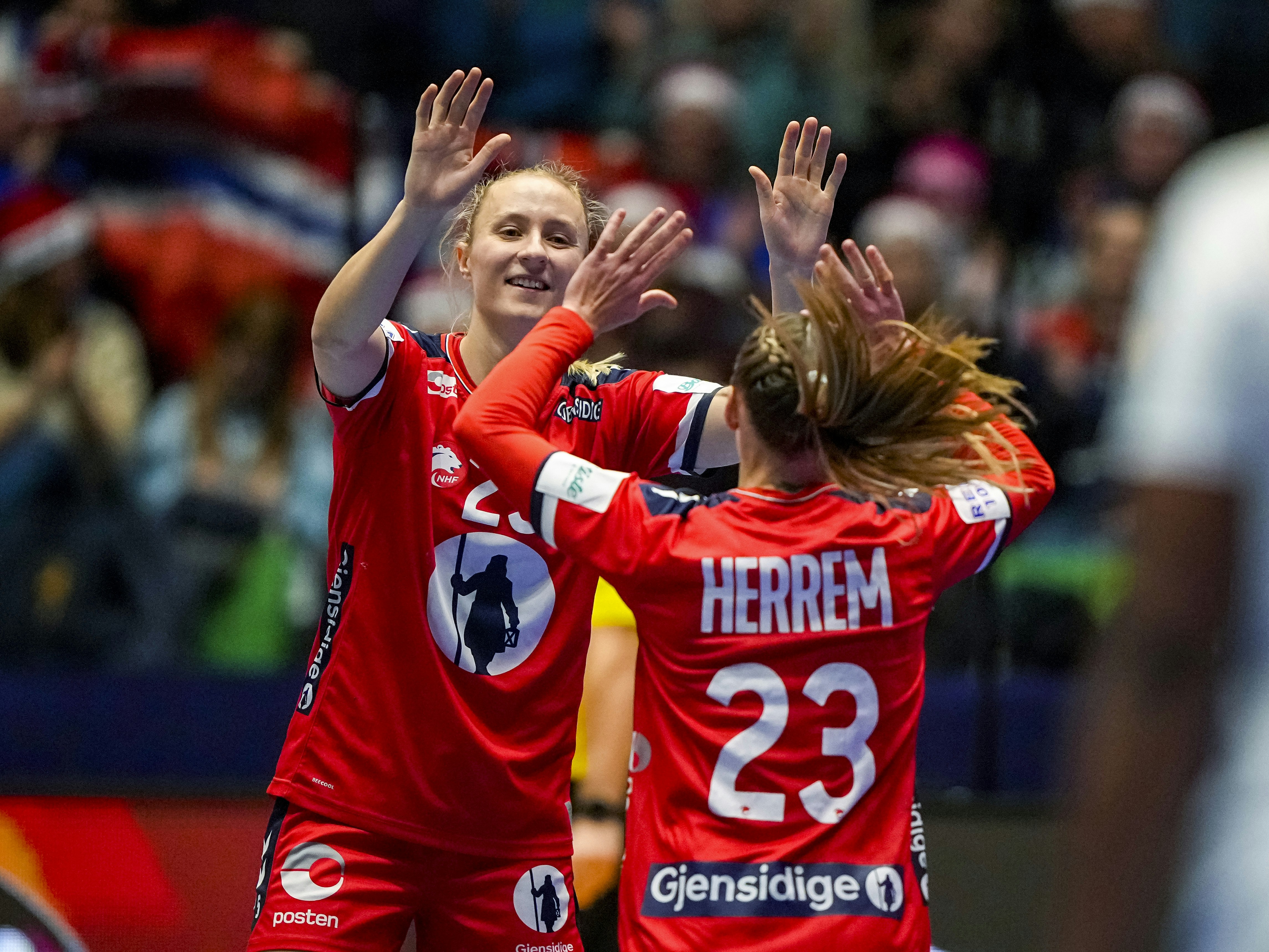 Camilla Herrem og Henny Reistad i den norske håndballtroppen