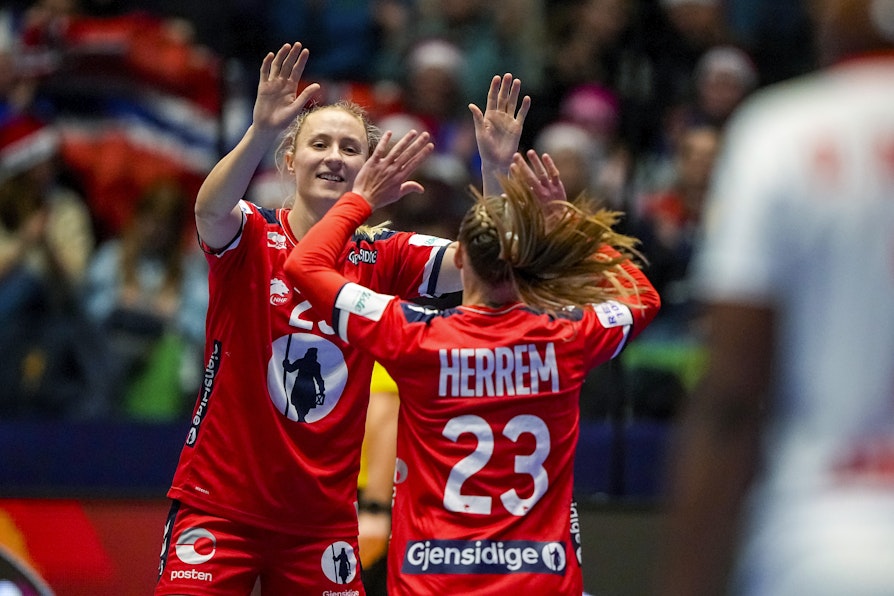 Camilla Herrem og Henny Reistad i den norske håndballtroppen