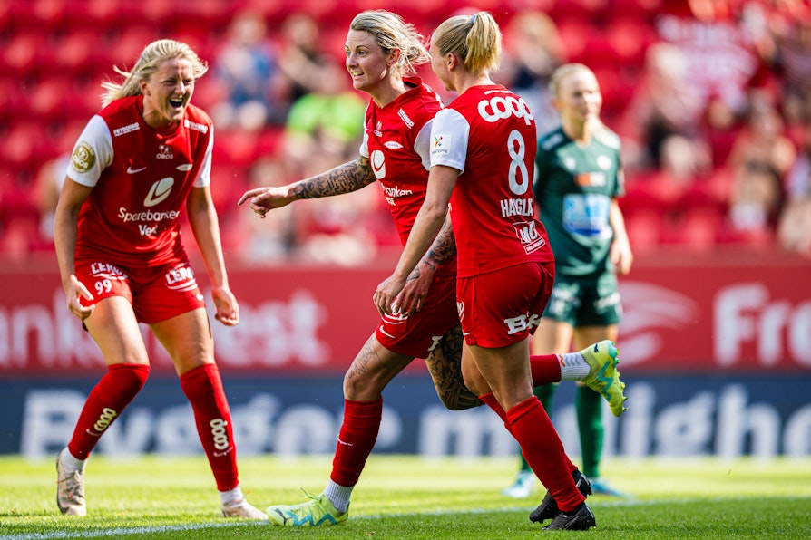 Brann-spillerne Marie Brochmann, Larissa Crummer og Karoline Haugland.