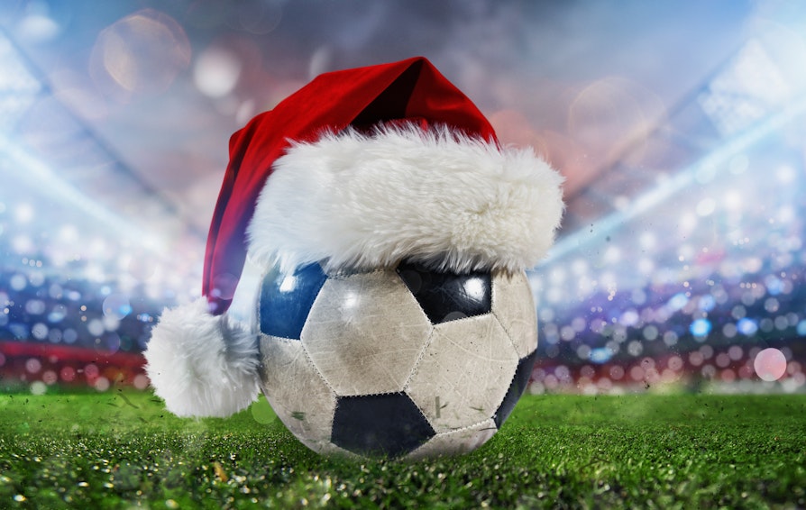 fotball med nisselue på kunstgress