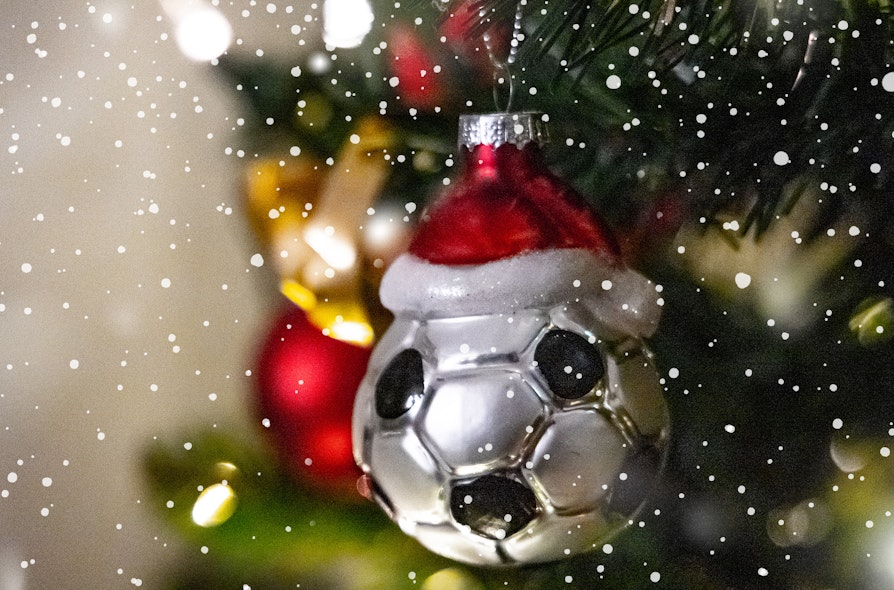 fotball-julekule som henger på juletre