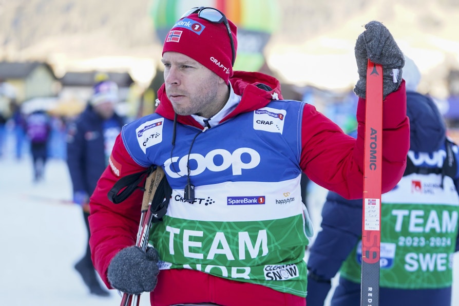 Trener Eirik Myhr Nossum under sprint finaler fri teknikk i Toblach, Tour de Ski 2023/2024.