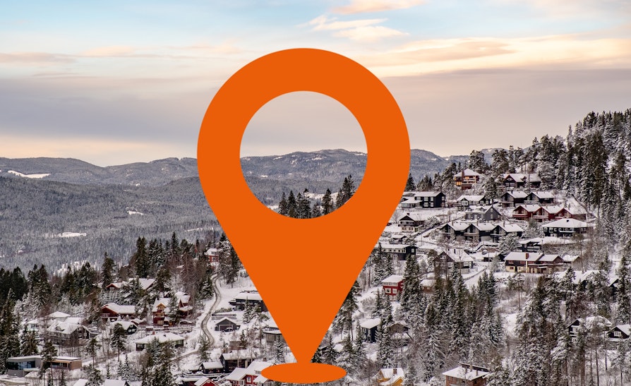 Bilde av Holmenkollåsen i Oslo på vinteren. Nabolagets geotag er lagt oppå bildet.