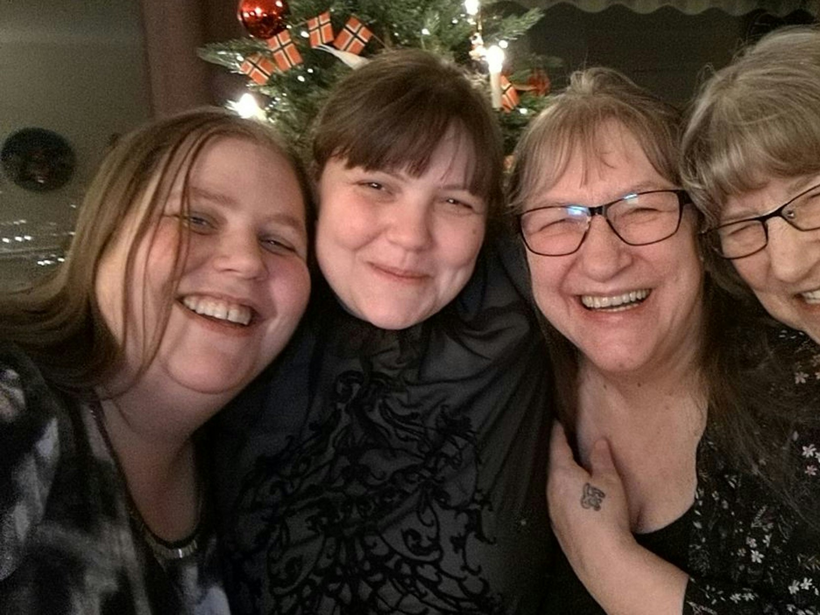 Spillelaget «Familien rar». Fra venstre; Lillemi Øien (lillesøster på 36år), Linn-Renate Øien (spilleleder på 42år), Aud-Haldis Storvand (mor på 67år) og Britt Storvand (tante på 81år)