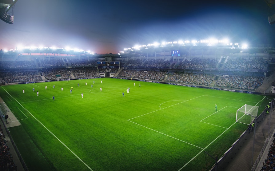 Fotball. Fotballstadion med fotballspillere på banen.