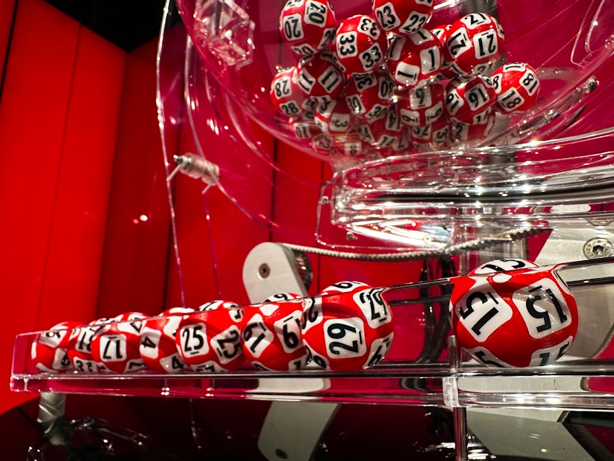 Trekningsmaskinen med de trekte Lotto-kulene fra lørdag 17. februar 2024.