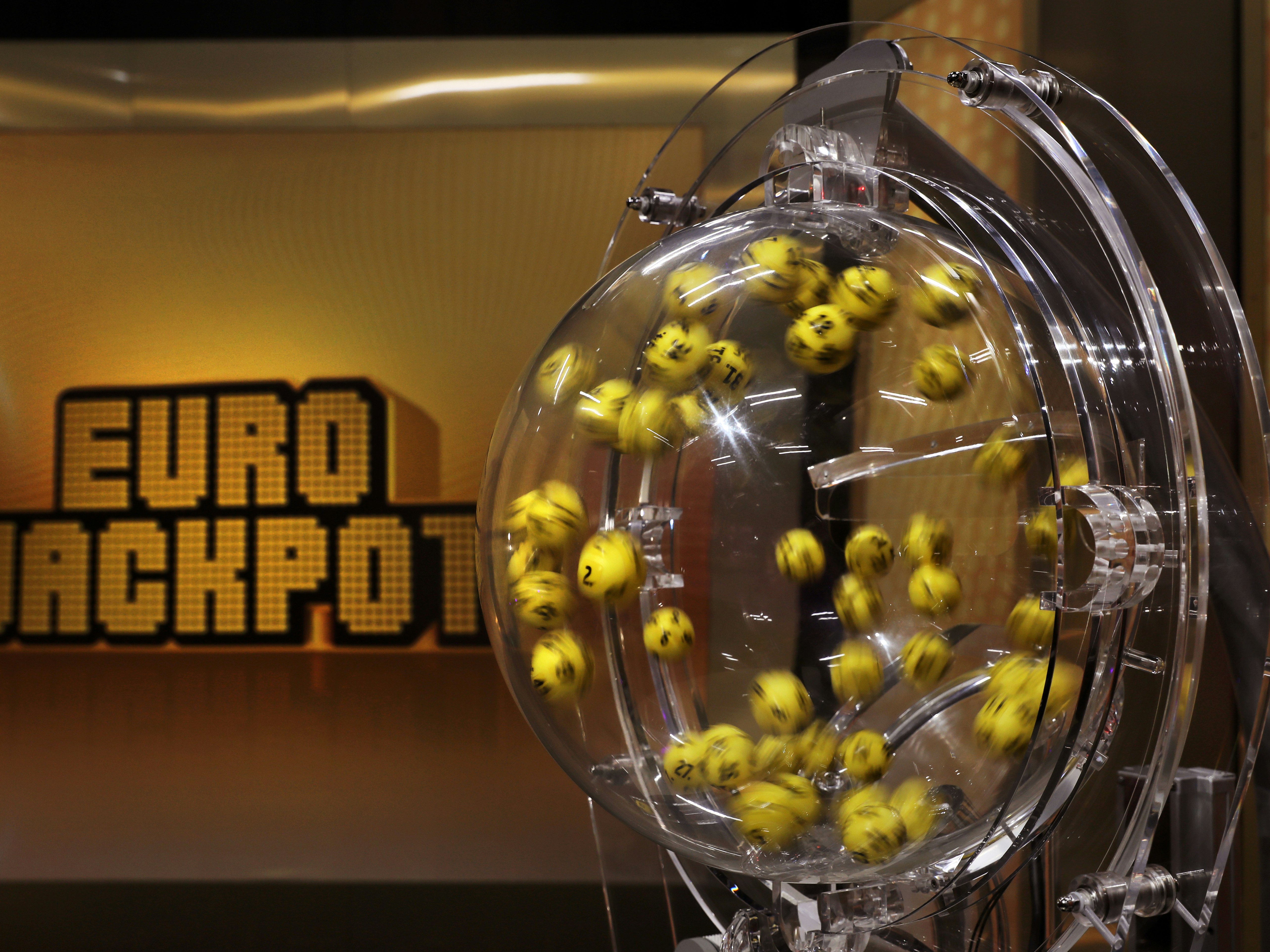 Bilde fra tv-studioet der Eurojackpot-trekningen foregår. Bildet av trekningsmaskin, med en bakgrunn der det står Eurojackpot.