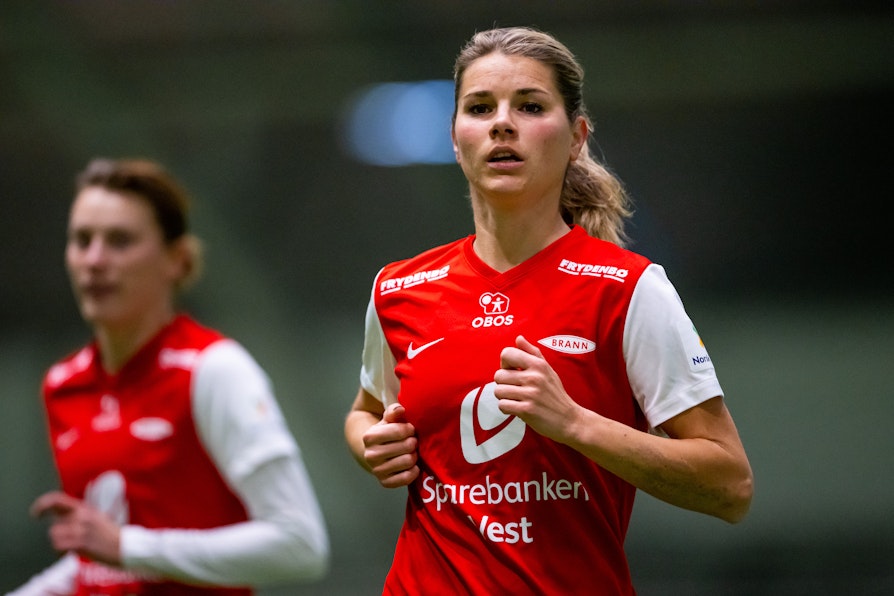 Andrine Stolsmo Hegerberg i Brann-drakt under kampen mot Lillestrøm i seriestarten