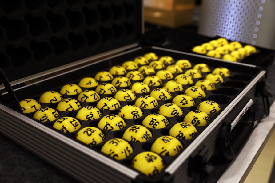 Bilde av en koffert med kuler oppi. Eurojackpot-kulene.