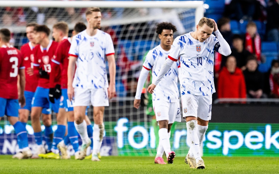 Kristoffer Ajer (t.v), Oscar Bobb og kaptein Martin Ødegaard på det norske landslaget.
