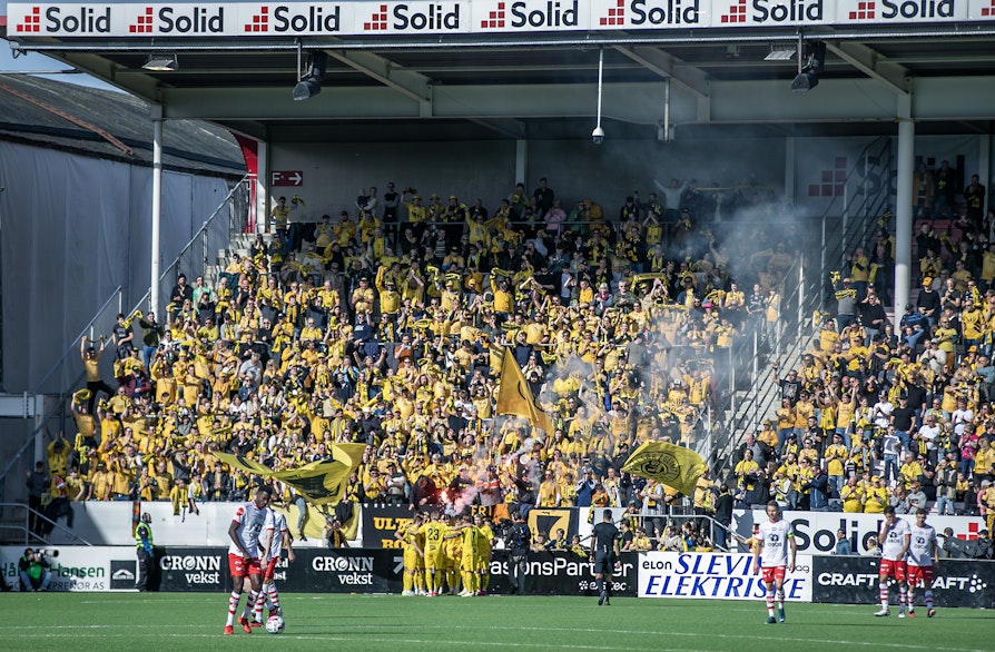 MER GLIMT-JUBEL? Bodø/Glimt vant seriepremieren mot Fredrikstad. Lørdag får de besøk av Viking. Her jubler Glimt-fansen for seiersmålet i Fredrikstad.