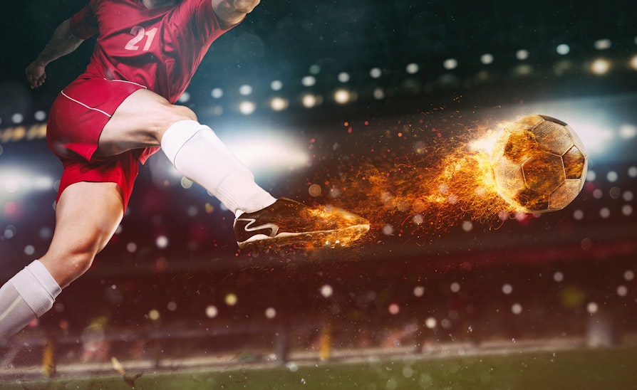 Bildeillustrasjon av en fotballspiller som skyter en ball - som tar fyr.