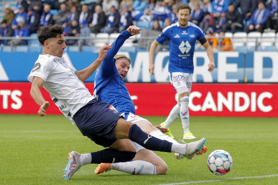 Strømsgodset og Molde-spillere i duell. Eliteserien 2024.