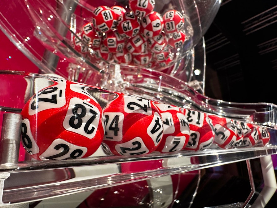 Lotto-trekningsmaskinen med de uttrukne tallene fra 13. april 2024.