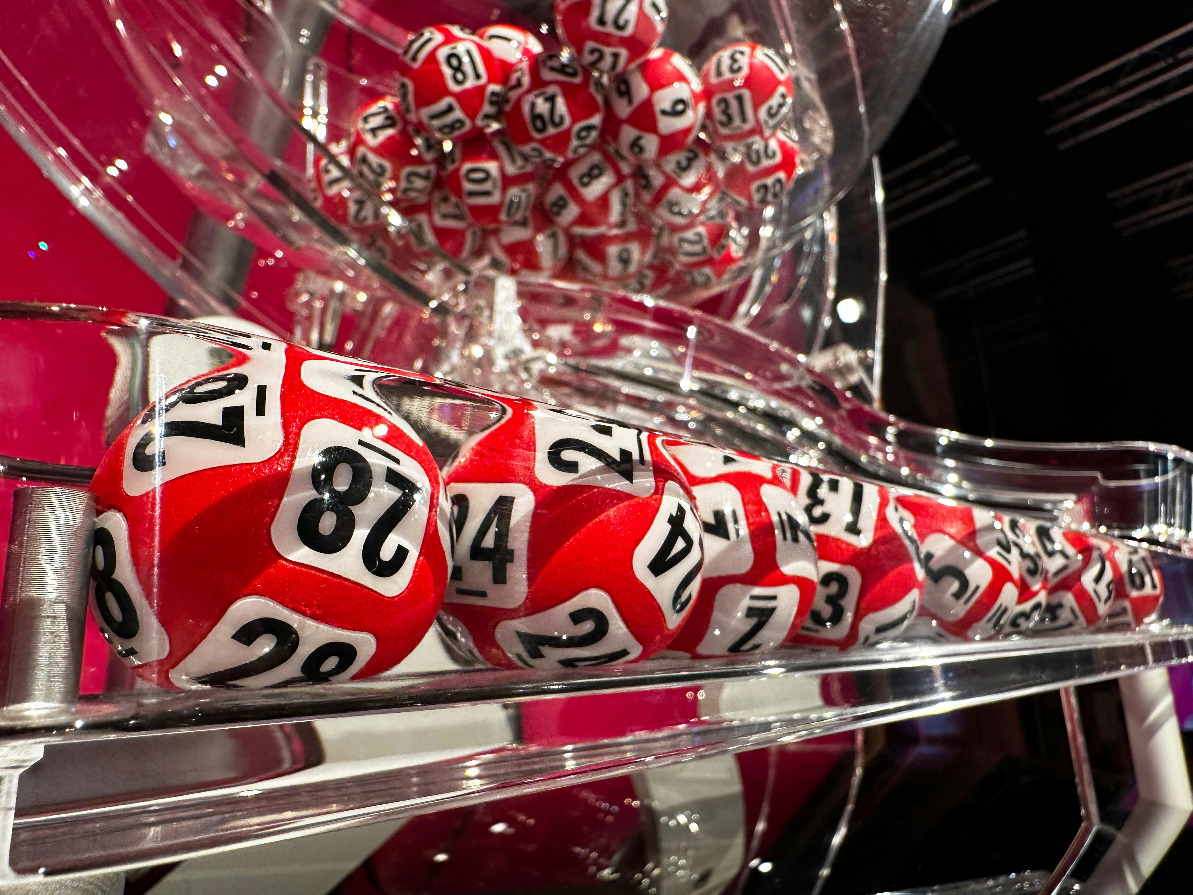 Lotto-trekningsmaskinen med de uttrukne tallene fra 13. april 2024.
