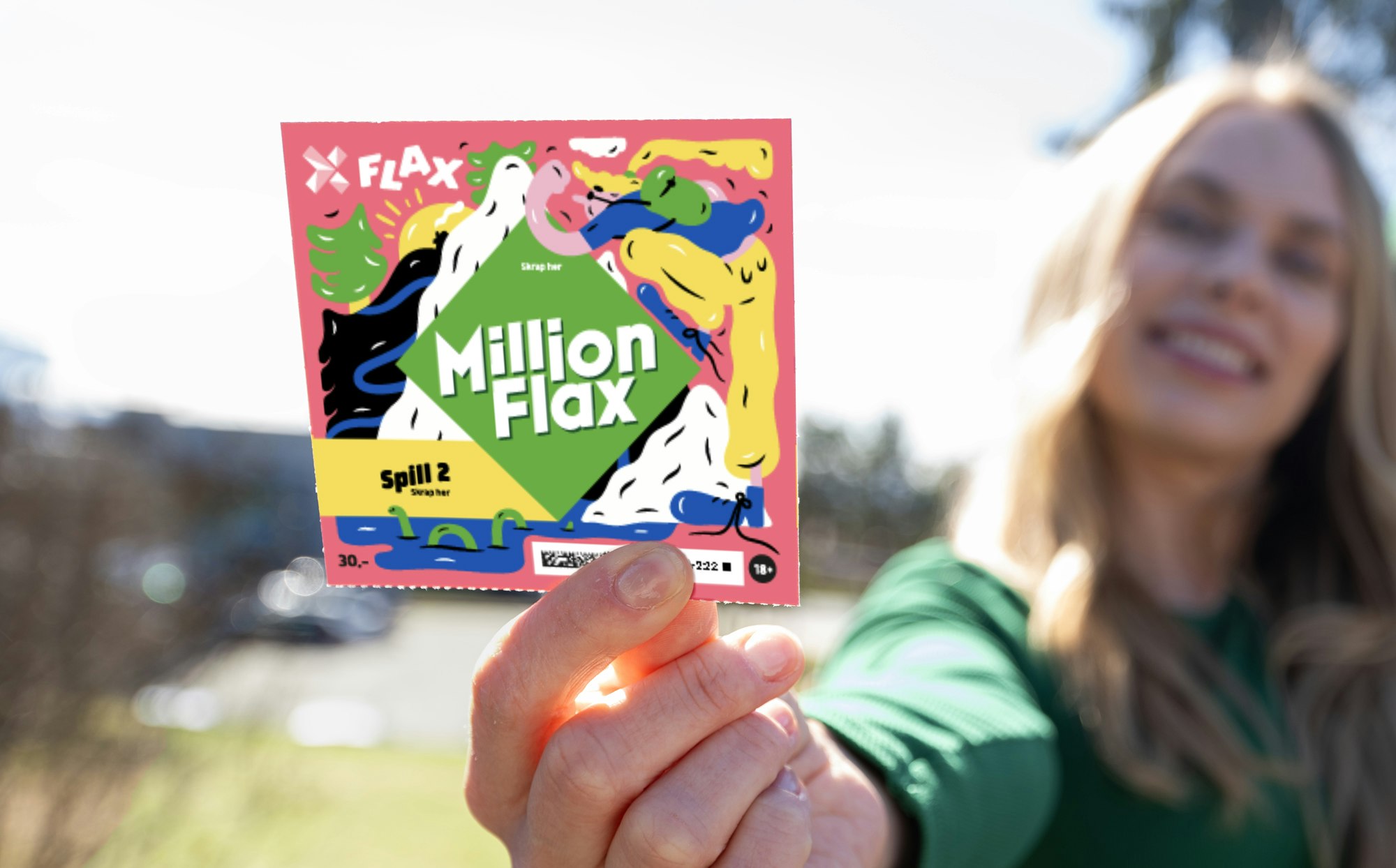 Uskarpt bilde av kvinne med blondt langt hår og grønn genser som holder et MillionFlax-lodd mot kamera mens hun smiler.