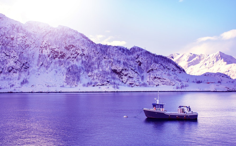 Båt i havet utenfor Loppa i Finnmark