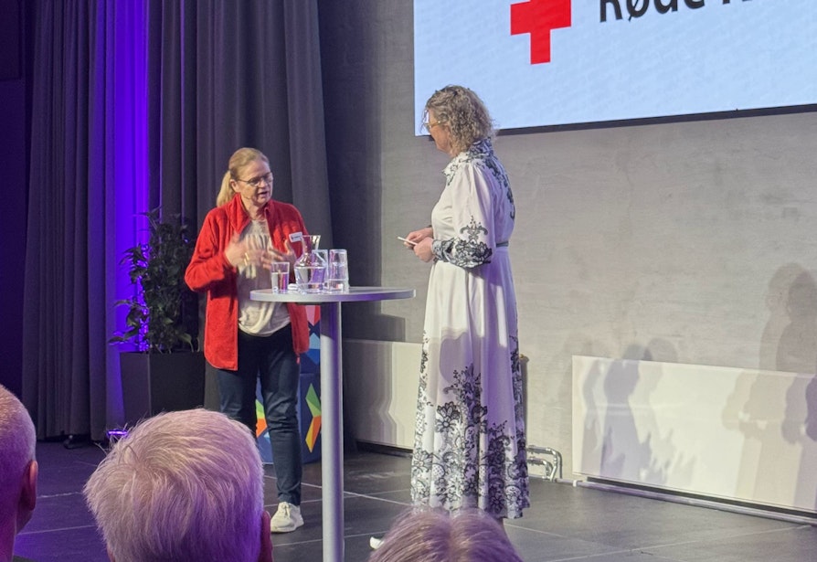 Pernille Lemming fra Røde Kors og Tonje Sagstuen, adm. dir. i Norsk Tipping, i samtale på scenen på Norsk Tippings årsmøte.