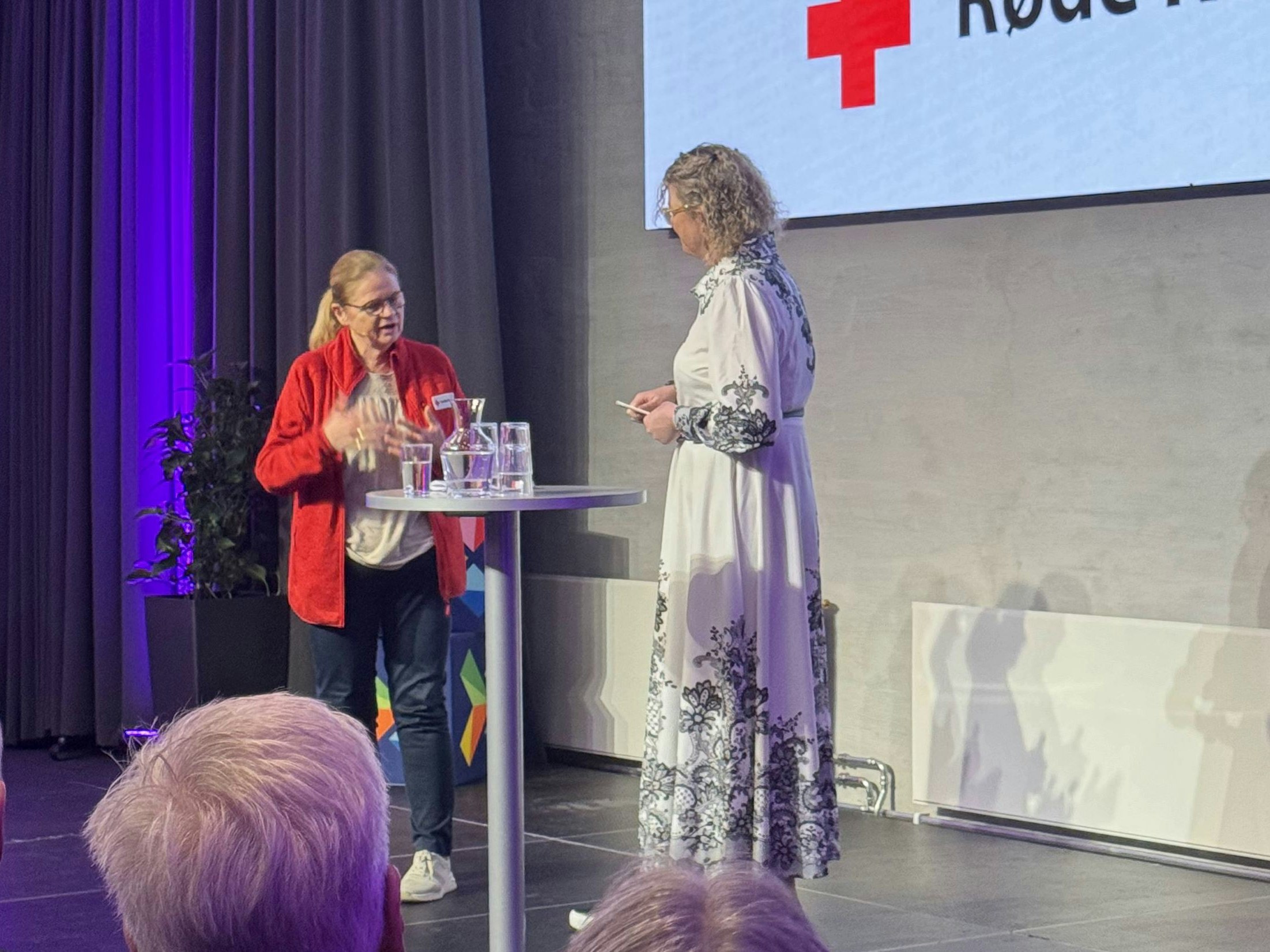 Pernille Lemming fra Røde Kors og Tonje Sagstuen, adm. dir. i Norsk Tipping, i samtale på scenen på Norsk Tippings årsmøte.