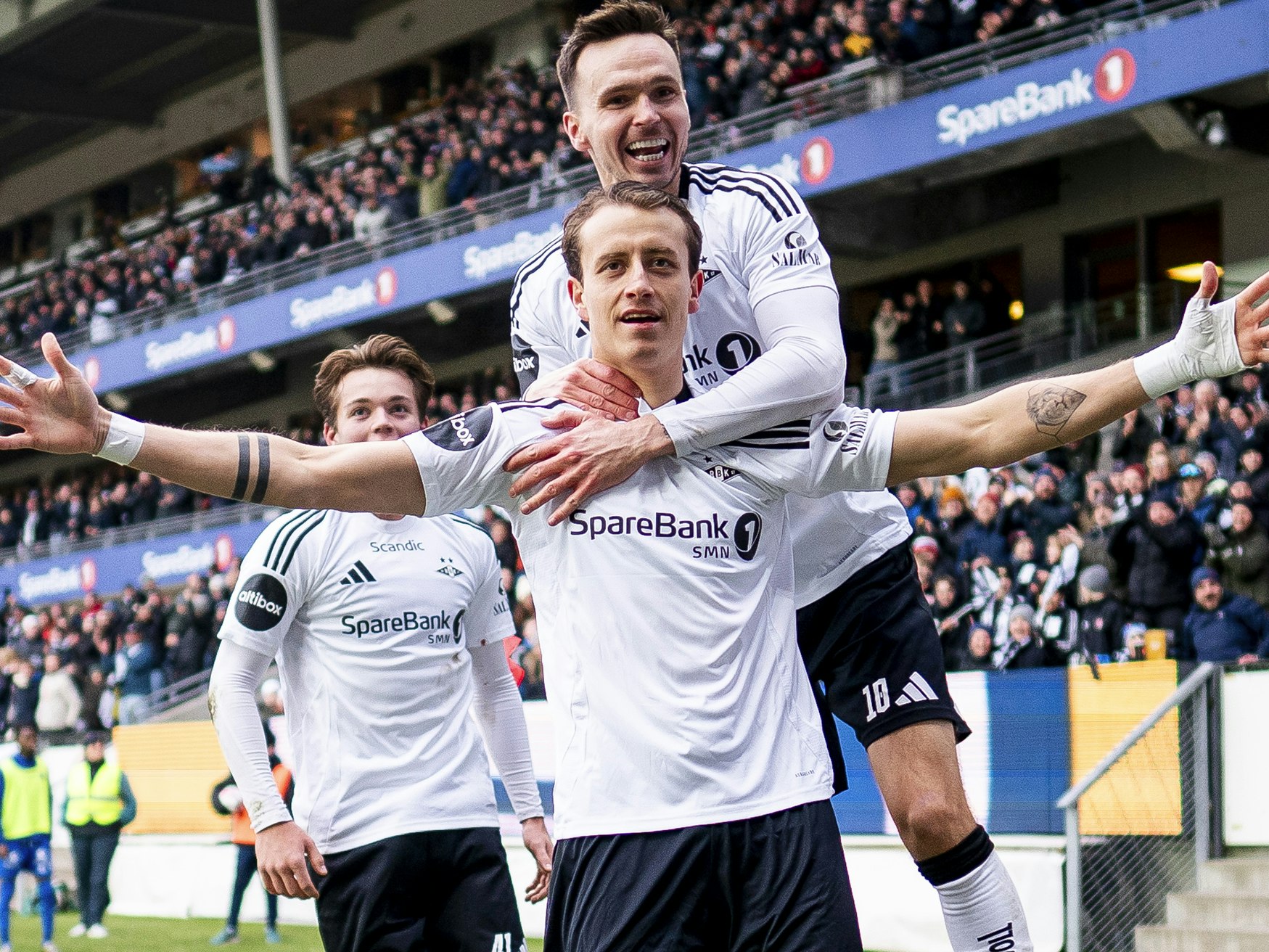 Bilde av Rosenborg-spillere som jubler etter scoring.