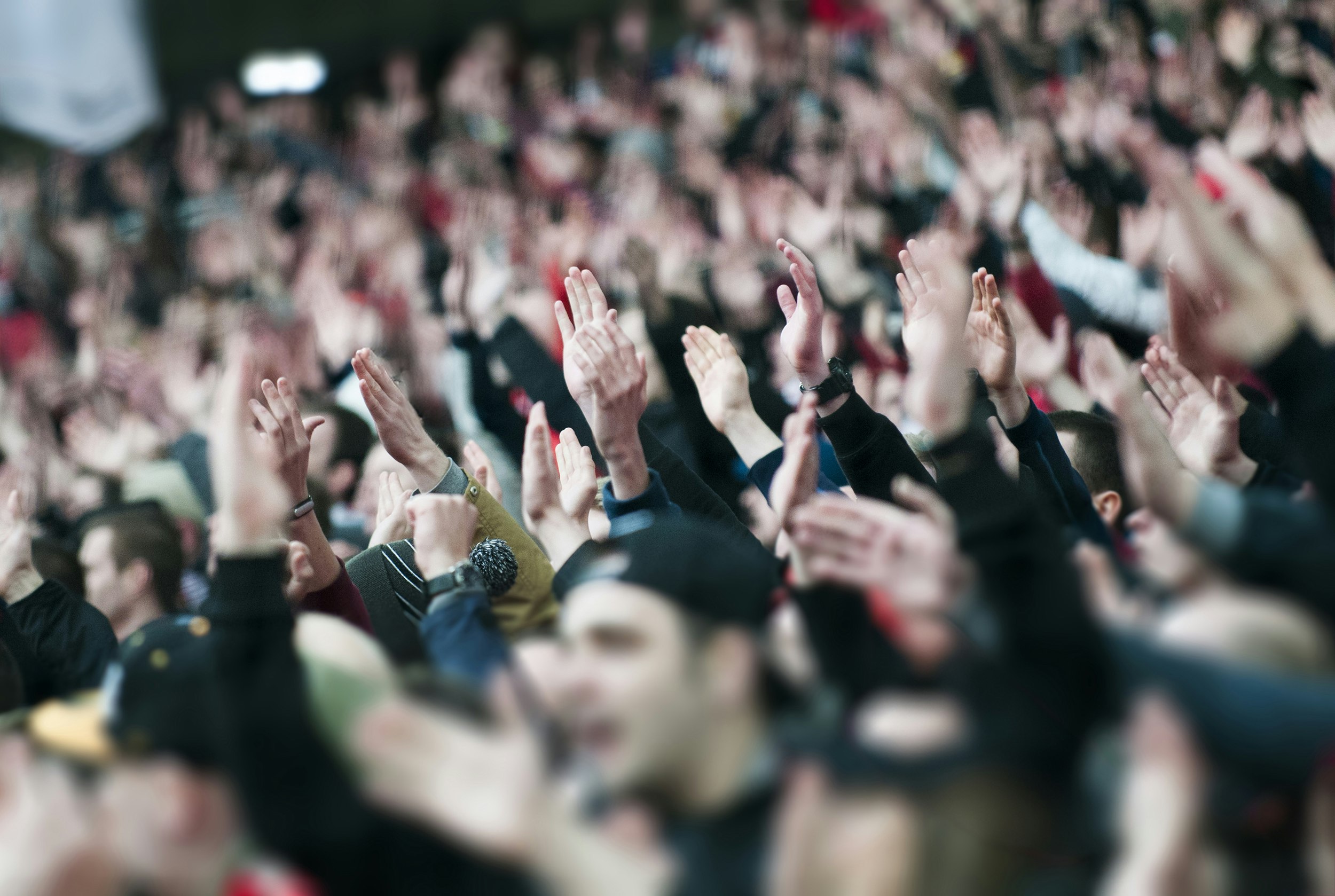 Bilde av engelske fotballsupportere på en tribune. Klapper med hendene over hodet.