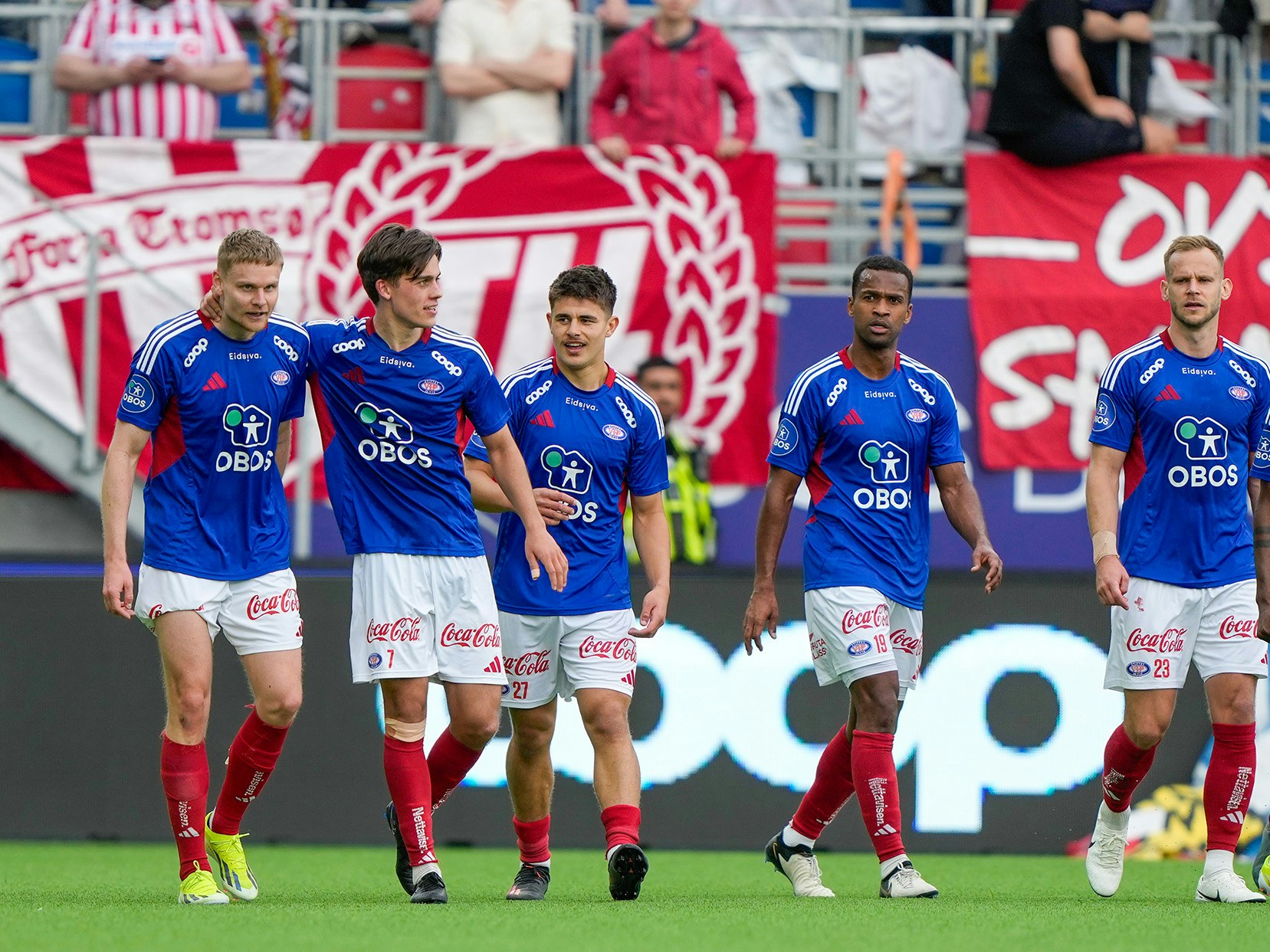 Vålerenga-spillere mai 2024. Simen Juklerød (t.v) scoret målet som sørget for 1-0-seier mot Tromsø i cupen.