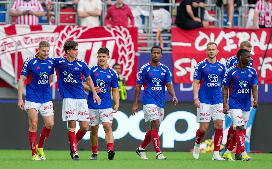 Vålerenga-spillere mai 2024. Simen Juklerød (t.v) scoret målet som sørget for 1-0-seier mot Tromsø i cupen.