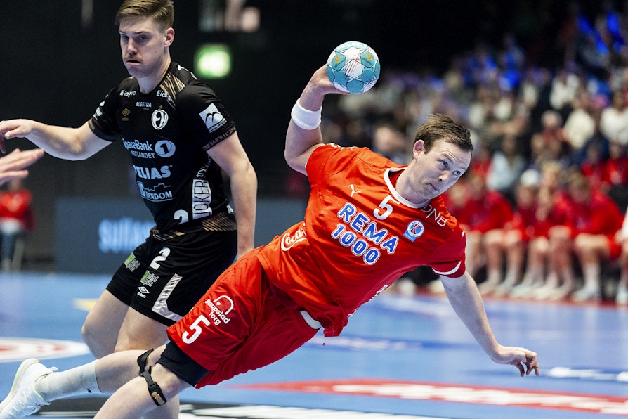 Bildet av håndballspiller Sander Sagosen, som skyter mot mål i en kamp mot Elverum 2024.