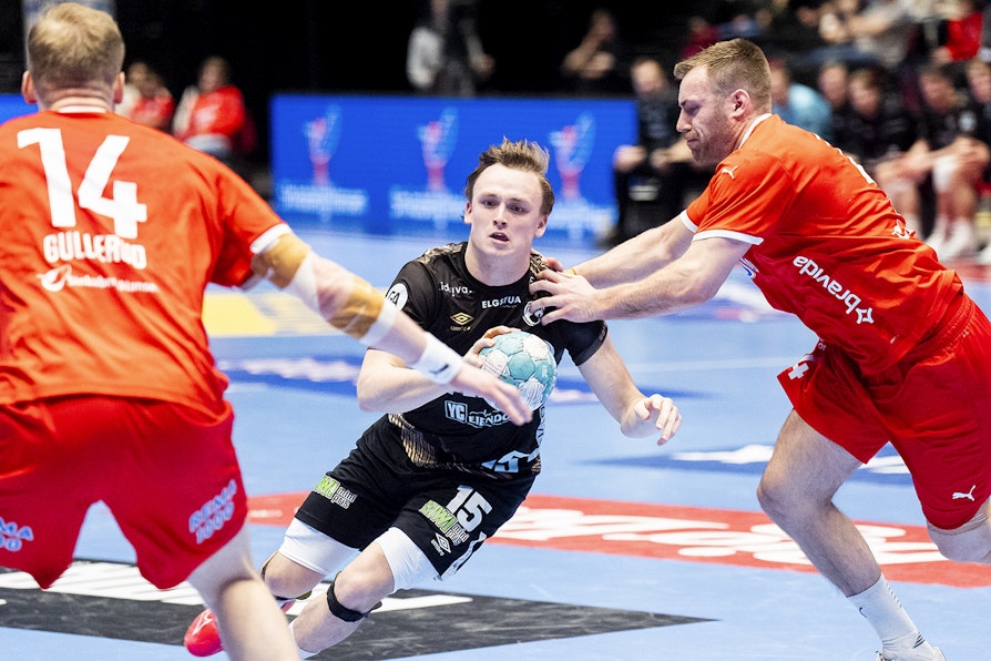 Bildet av håndballspiller Tobias Grøndahl, Elverum, i kamp mot Kolstad.