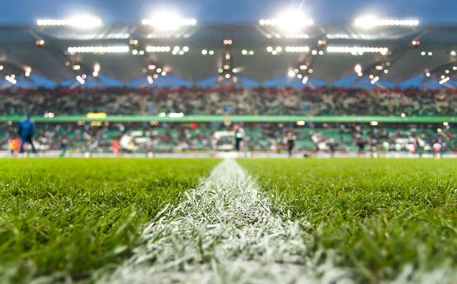 Fotballbane med spillere
