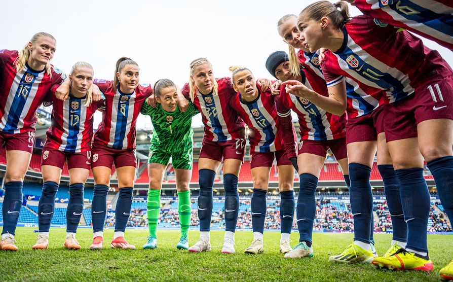 Norges kvinnelandslag i fotball. Mathilde Hauge Harviken, Thea Bjelde, Vilde Bøe Risa, Cecilie Hauståker Fiskerstrand, Sophie Roman Haug, Celin Bizet Ildhusøy, Tuva Hansen, Karina Sævik og Guro Reiten.