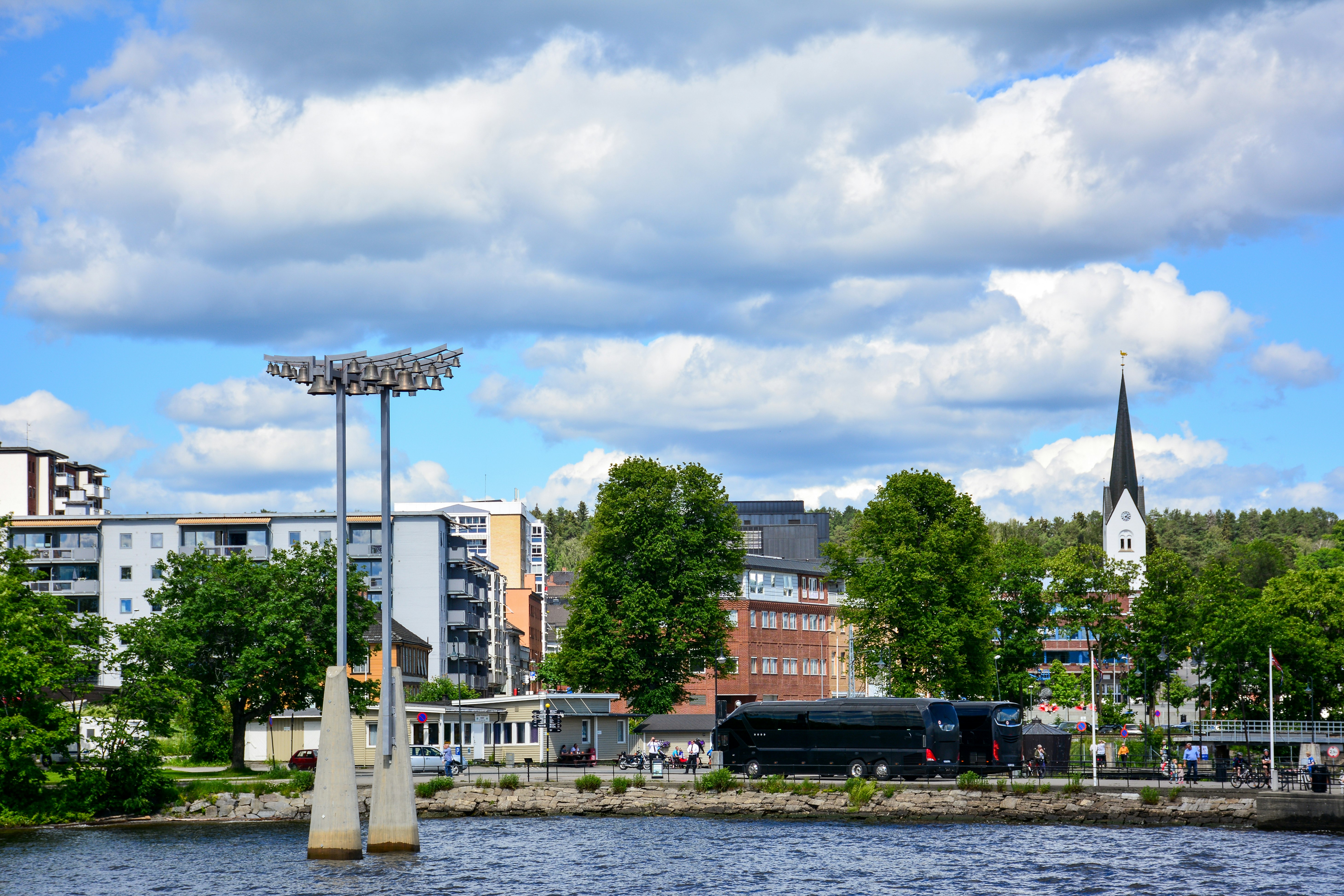 Hamar om sommeren, sett fra Mjøsa med klokketårn i forgrunnen og Hamar Domkirke i bakgrunnen.