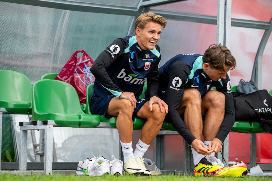 Martin Ødegaard og Sander Berge på trening med landslaget