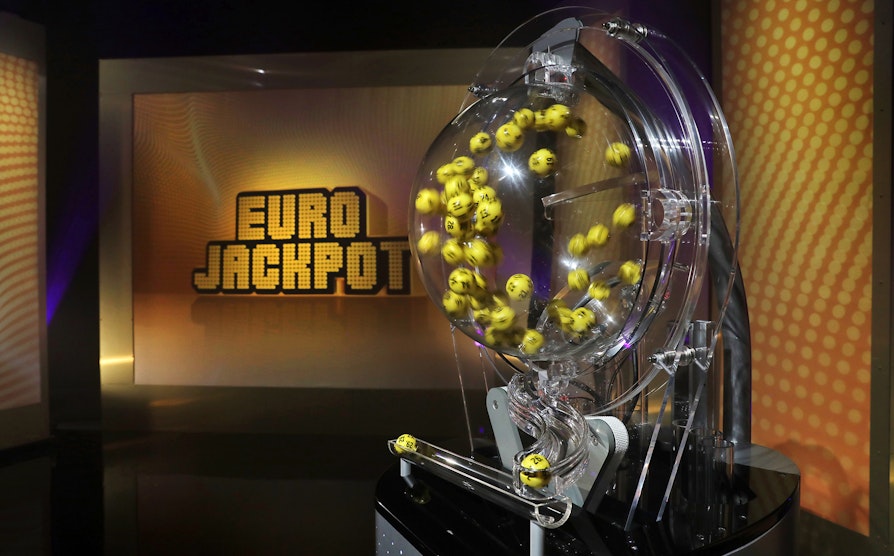 Trekningsmaskinen i Eurojackpot trekker tallene i en av trekningene.