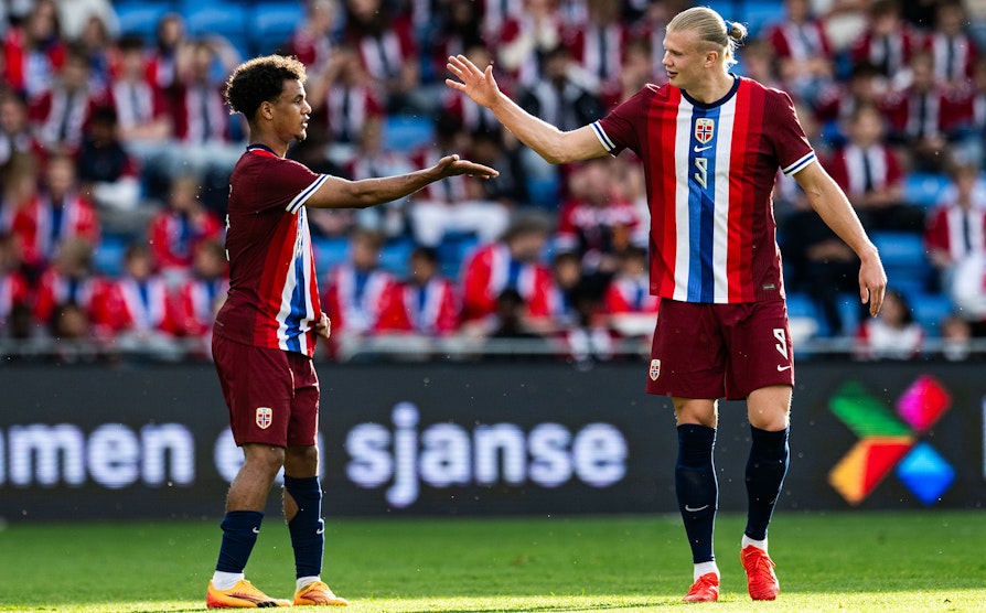 Oscar Bobb og Erling Braut Haaland fra det norske herrelandslaget, juni 2024.