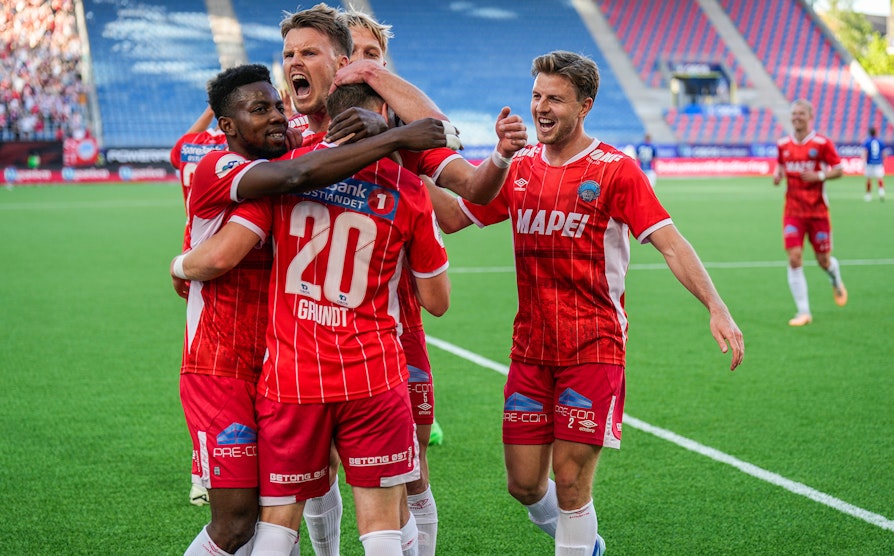 Kongsvinger jubler etter mål mot Vålerenga i Obos-ligaen mai 2024.