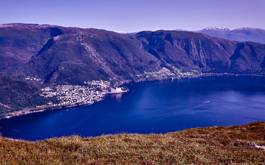 Bilde med lilla farger av Vaksdal i Vestland. Extra