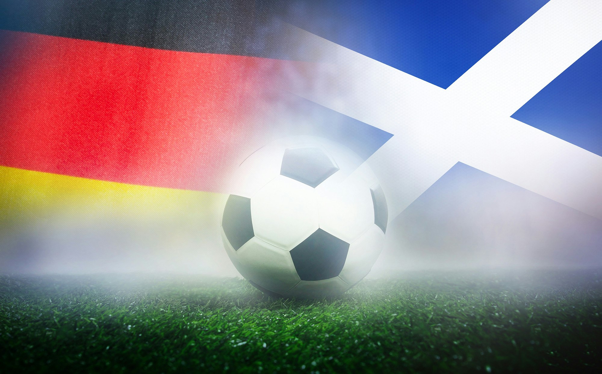 Tyskland og Skottland flagg bak en fotball. Til åpningskampen i fotball-EM 2024