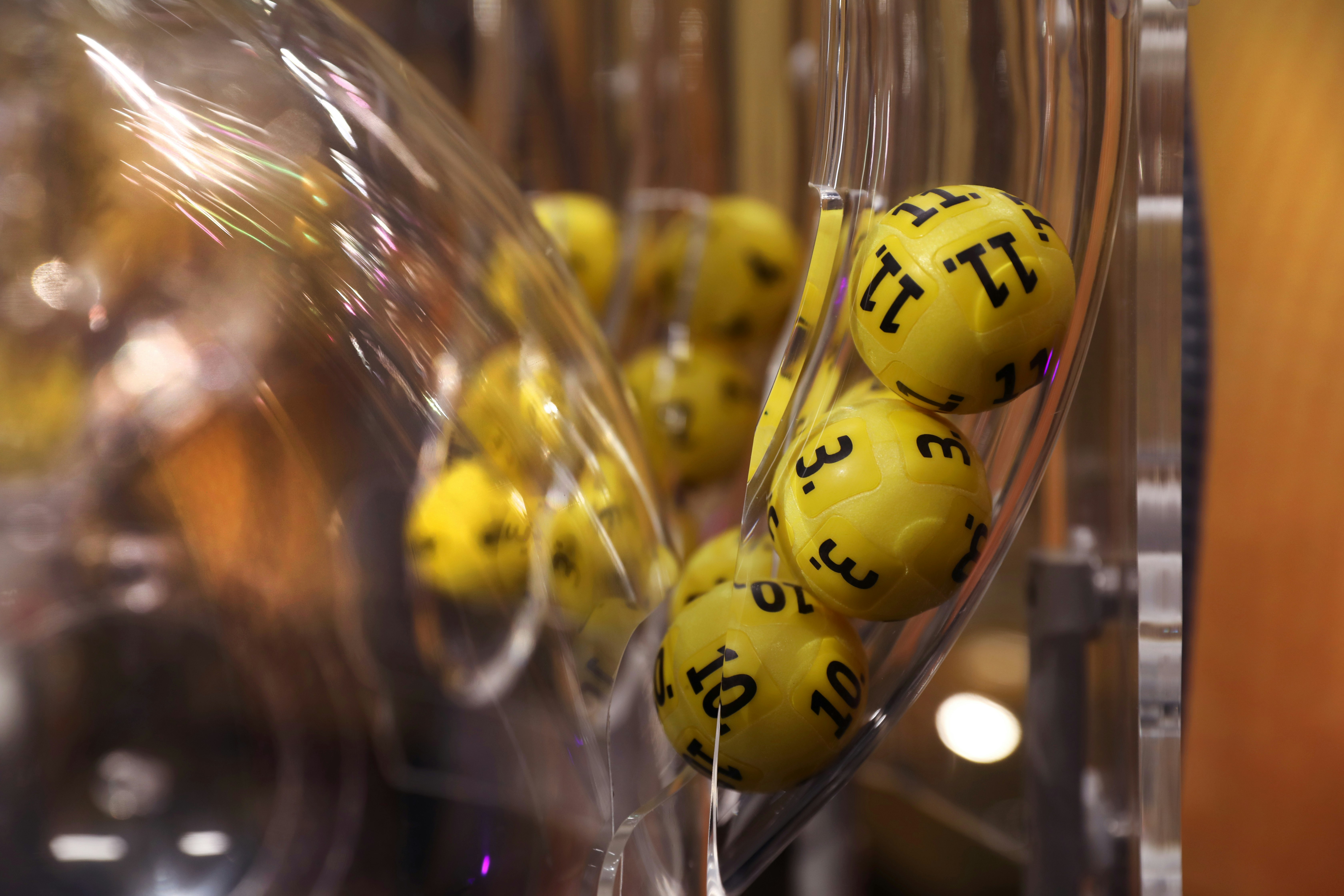 Bilde av trekningsmaskinen for Eurojackpot. Ser gule kuler tett på.